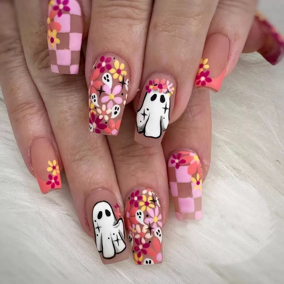 Kunstnagelset mit verspielten 3D-Motiven und blühenden Designs Brehn