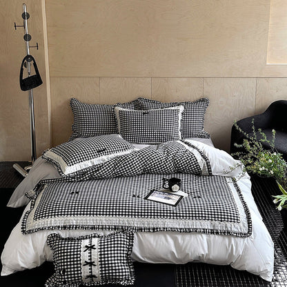 Bettwäsche-Garnitur im Landhausstil mit Vichy-Karo, Volant und Stickapplikationen