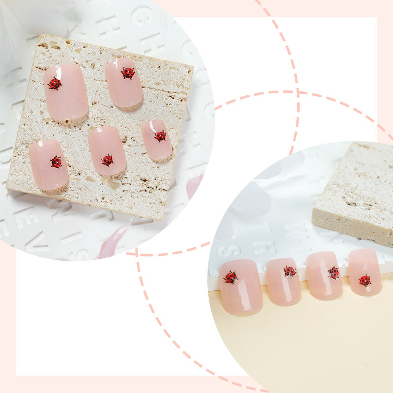 Künstlerisches Marienkäfer Design Press-On Nail Set Brehn
