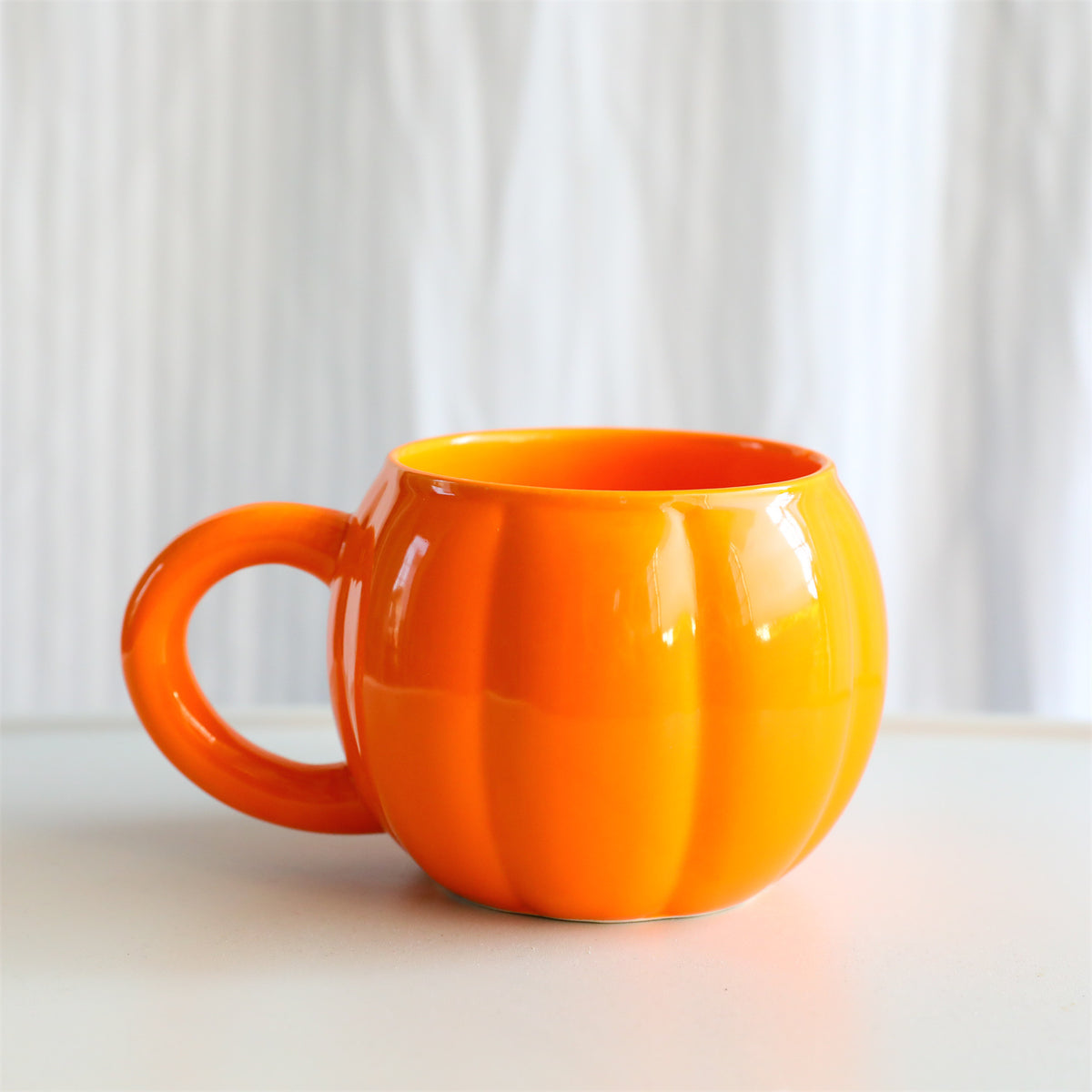 Keramikbecher mit ergonomischem Griff und geriffelter Ballonform