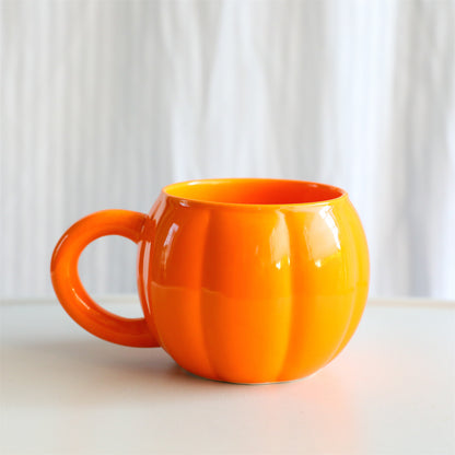 Keramikbecher mit ergonomischem Griff und geriffelter Ballonform