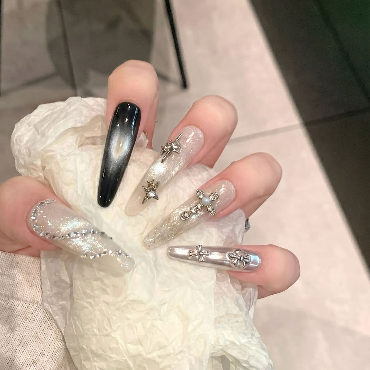 Dekoratives Stiletto Press-On-Nagelset mit Sternakzenten Brehn