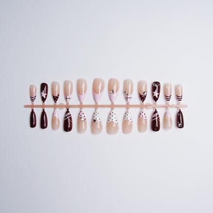 Elegante Kunstnägel mit verzierten Designs Brehn