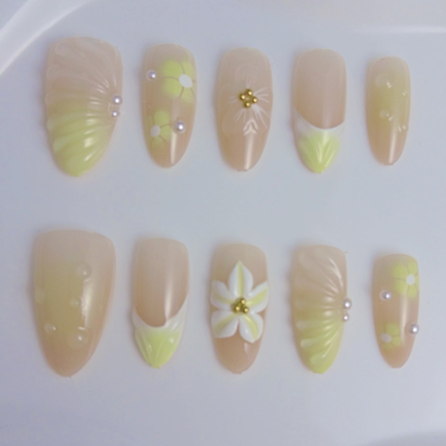 Elegante Kunstnägel mit floralen Akzenten Brehn
