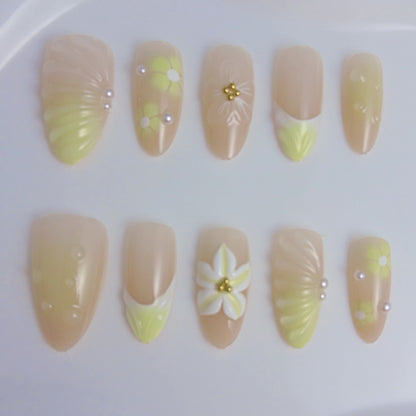 Elegante Kunstnägel mit floralen Akzenten Brehn