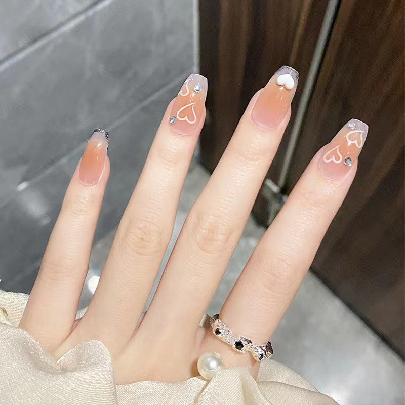 Kunstvolle Nagelspitzen im Herzdesign Brehn