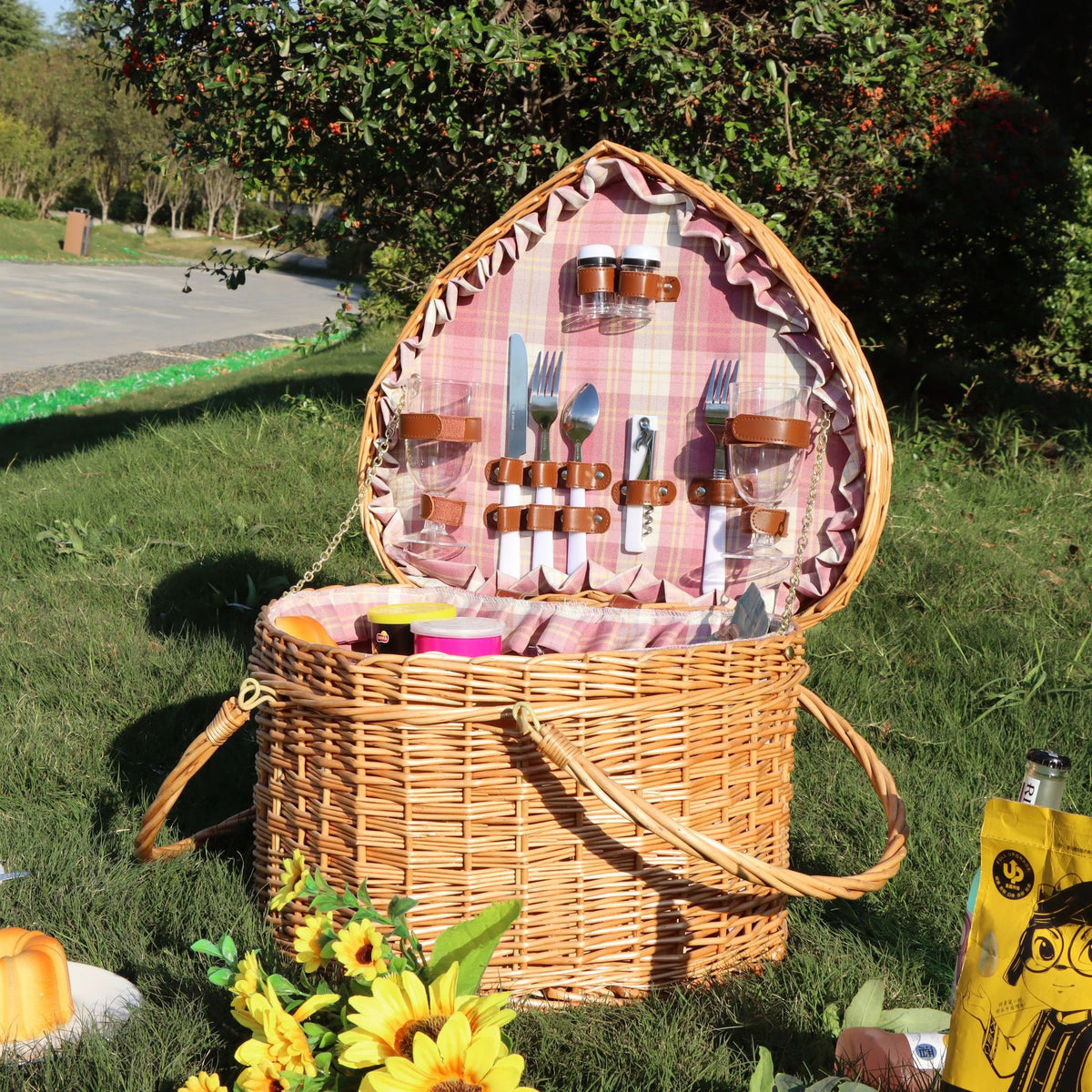 Rustikaler Picknickkorb mit Geschirrset Brehn
