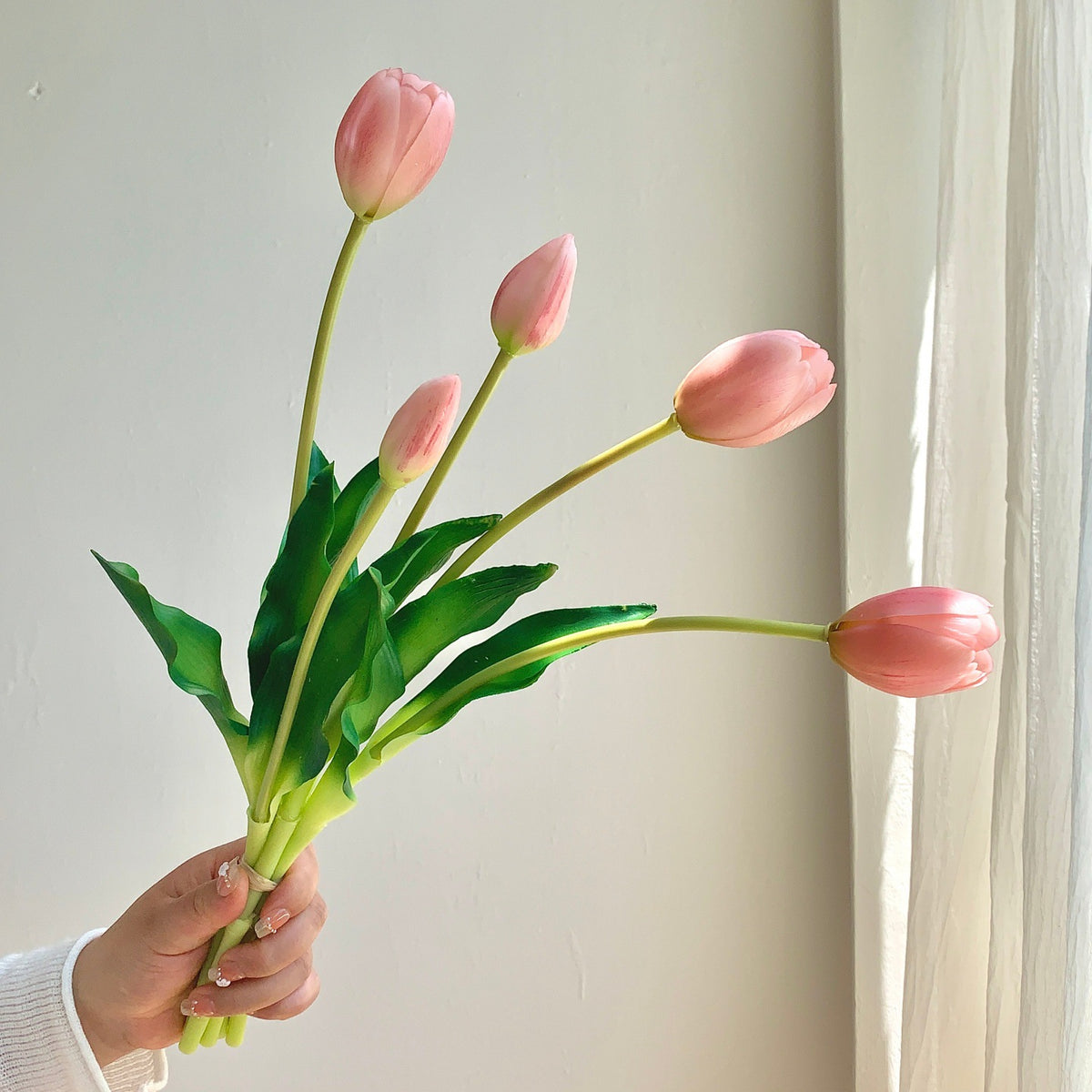 Dekorativer künstlicher Tulpenstrauß