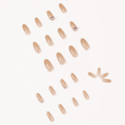 Kunstvolle Nagelkunst mit Strassverzierungen Brehn
