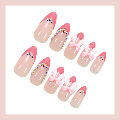 Kunstnagelset mit verspielten Blumendekoren und eleganten Glitzerakzenten Brehn
