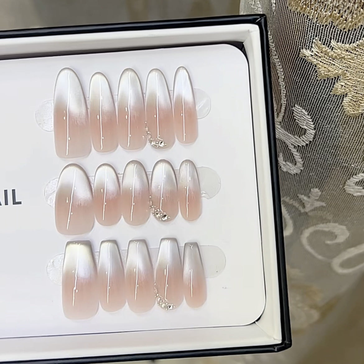 Elegantes Press-On-Nagel-Set mit Ombre-Finish und dekorativen Akzenten Brehn