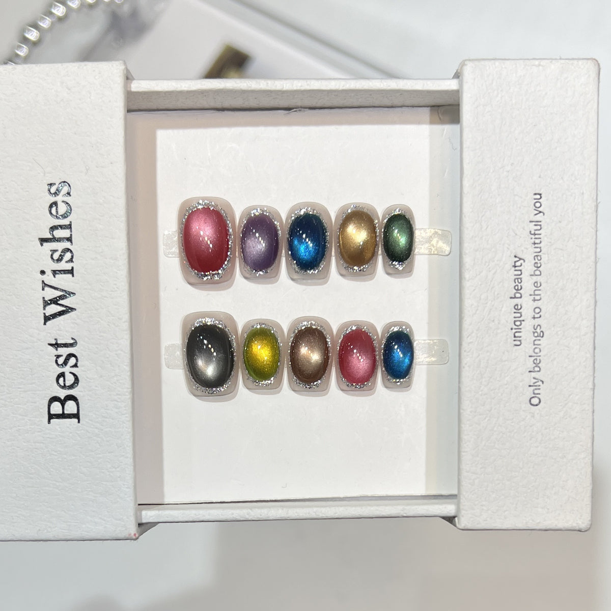 Bunte metallische Press-On Nagelset mit glitzernden Akzenten Brehn