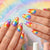 Kreative Kunstnägel mit Buntem Regenbogen-Design und Verspielten Blütenmotiven Brehn