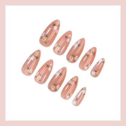 Kunstnagelset mit floralen Designs und natürlichem Look Brehn