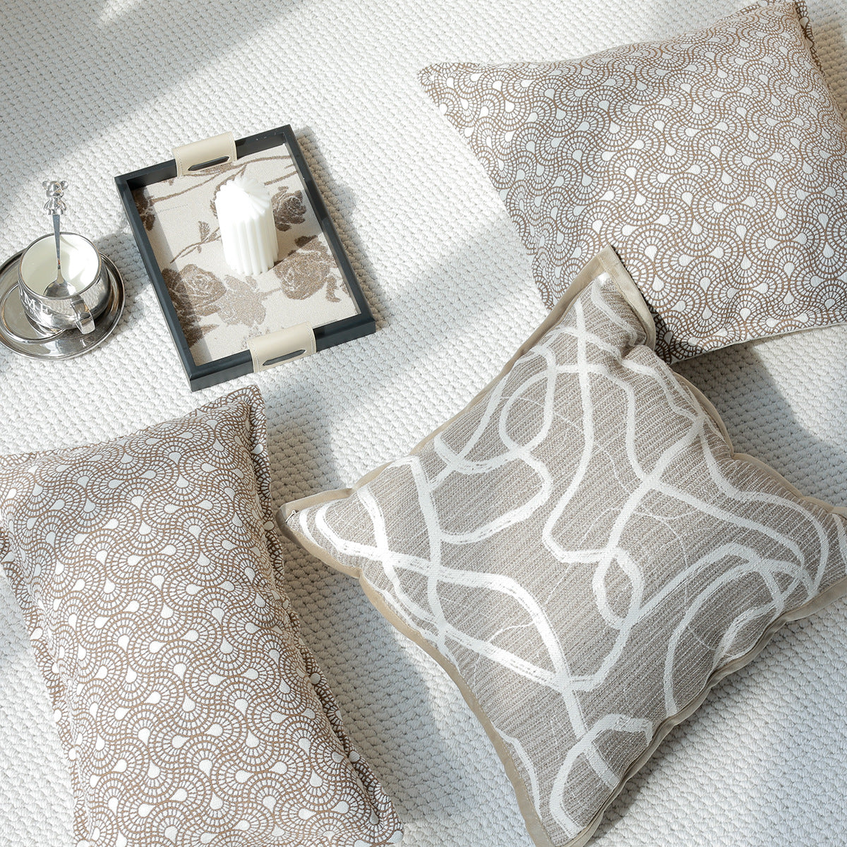 Elegantes Kissen mit modernem Strukturmuster