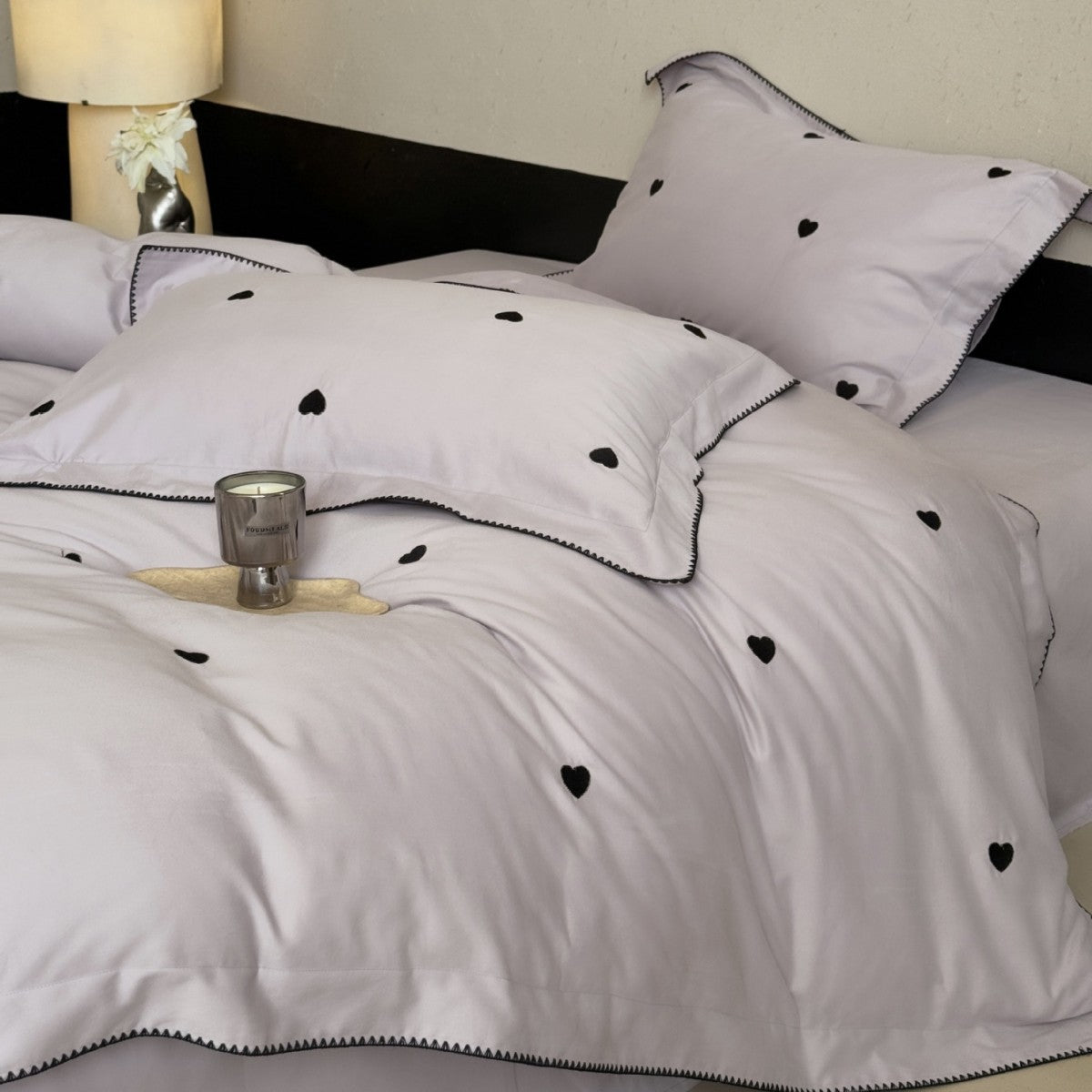 Luxuriöses Baumwollsatin-Bettwäsche-Set mit minimalistischer Herz-Stickerei und feiner Randpaspel