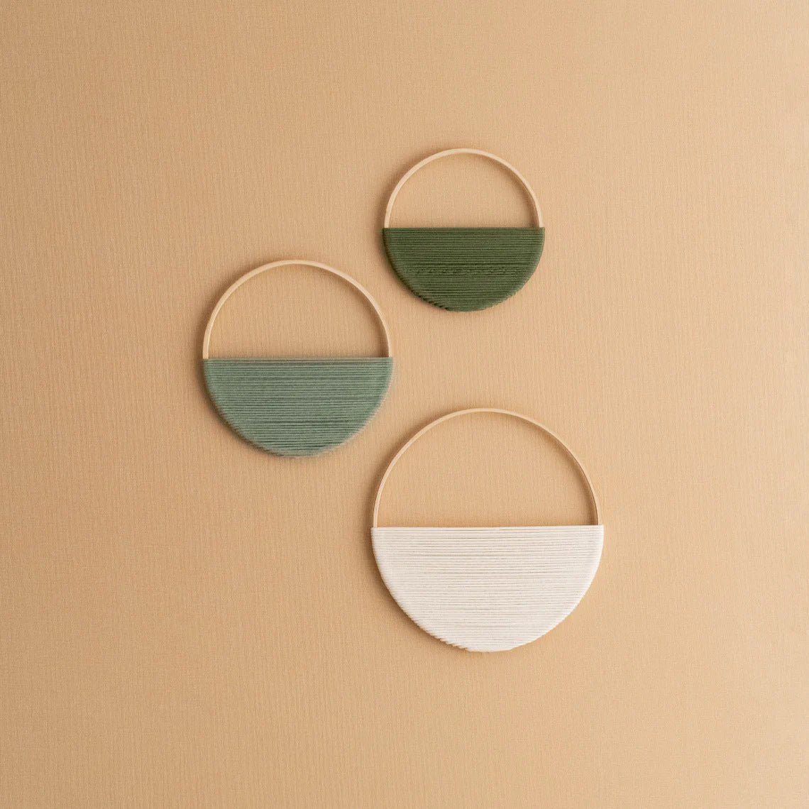 Modernes Wandkunstwerk aus Makramee und Holz