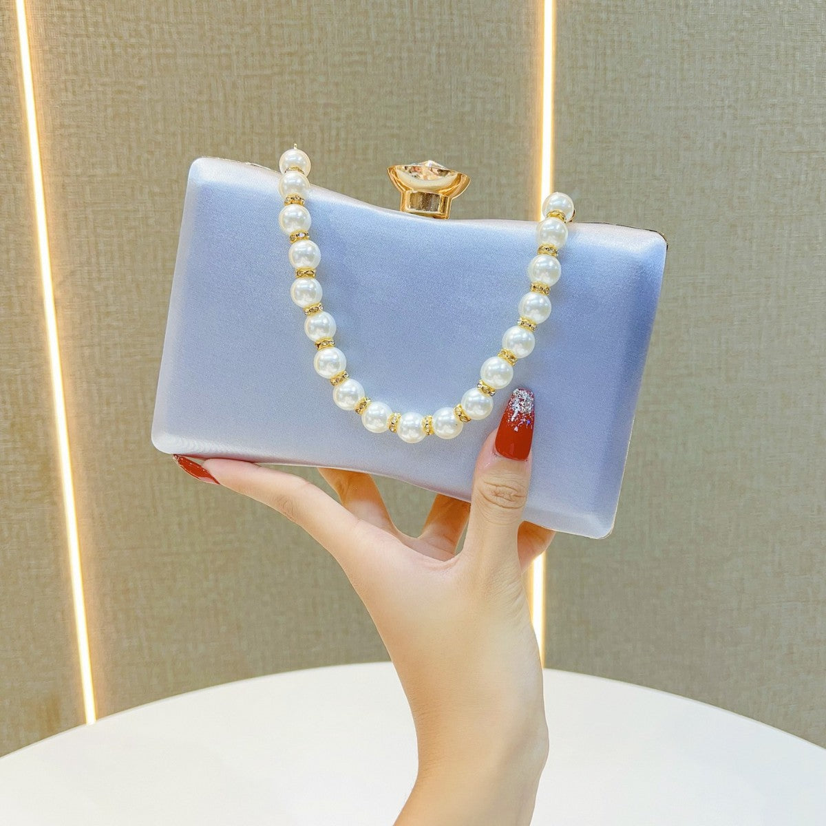Perlenverzierte Abend-Clutch