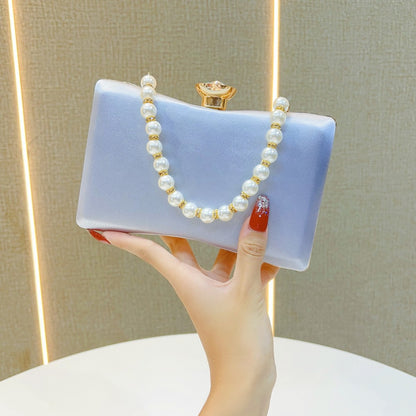 Perlenverzierte Abend-Clutch