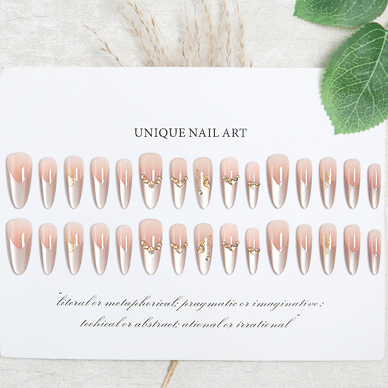 Glamouröse Kunstnägel mit eleganten Golden Details Brehn