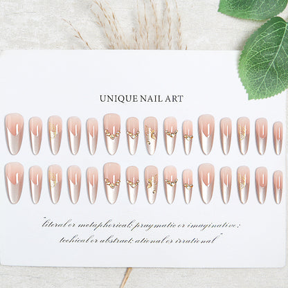 Glamouröse Kunstnägel mit eleganten Golden Details Brehn