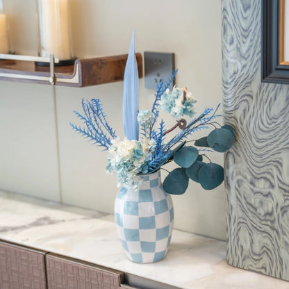 Dekorative Blumenarrangement mit Griffen