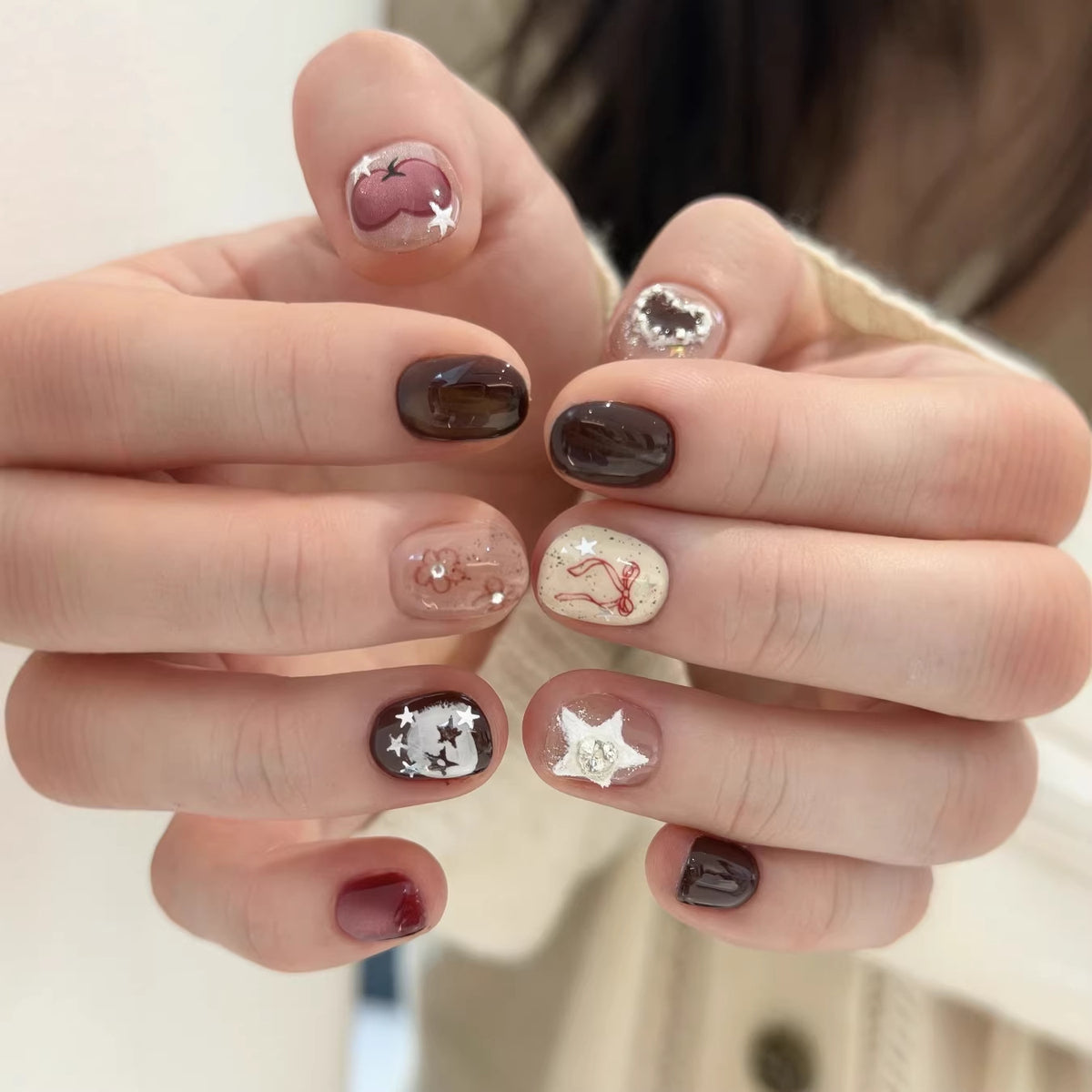 Künstlerische Press-On-Nageldesigns