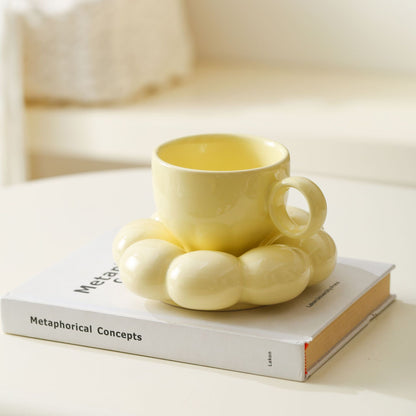 Keramikbecher mit skulpturaler Bubble-Untertasse