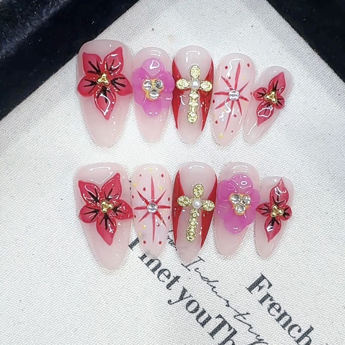 Künstlerische Floral- und mit Edelsteinen verzierte Press-On Nägel Brehn