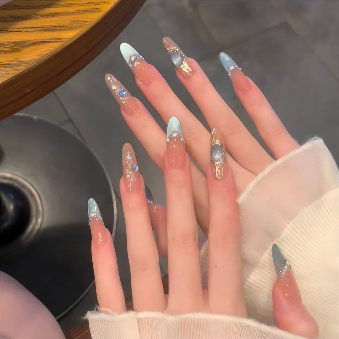 Künstlerisches Nageldesign mit dekorativen Elementen Brehn