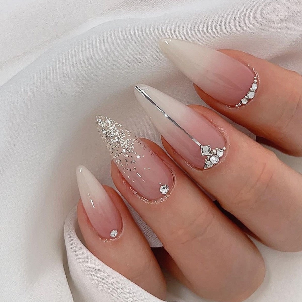 Künstliche Nagel-Kreation mit Glamourösen Spitzen und Glitzerdetails Brehn