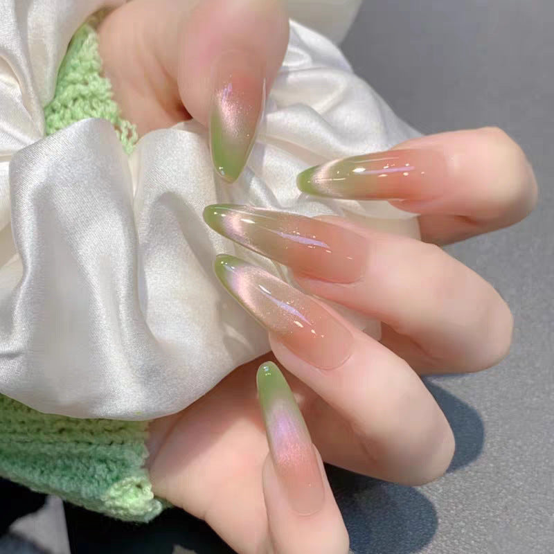 Künstlerische Press-On Nägel mit Ombre-Finish und elegantem Design Brehn
