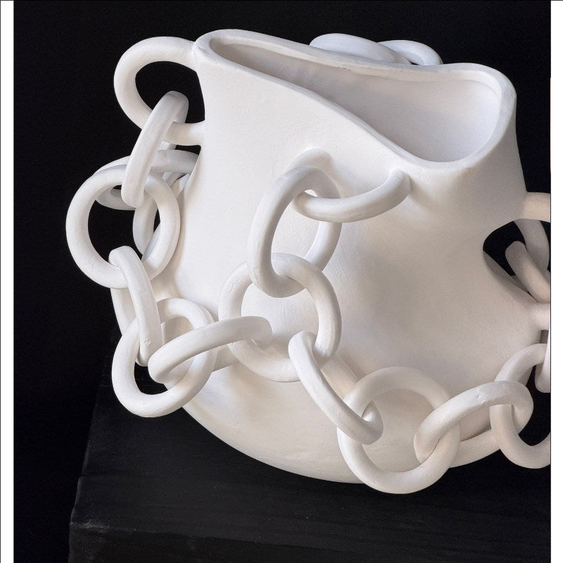 Dekorative Vase mit dekorierter Kette