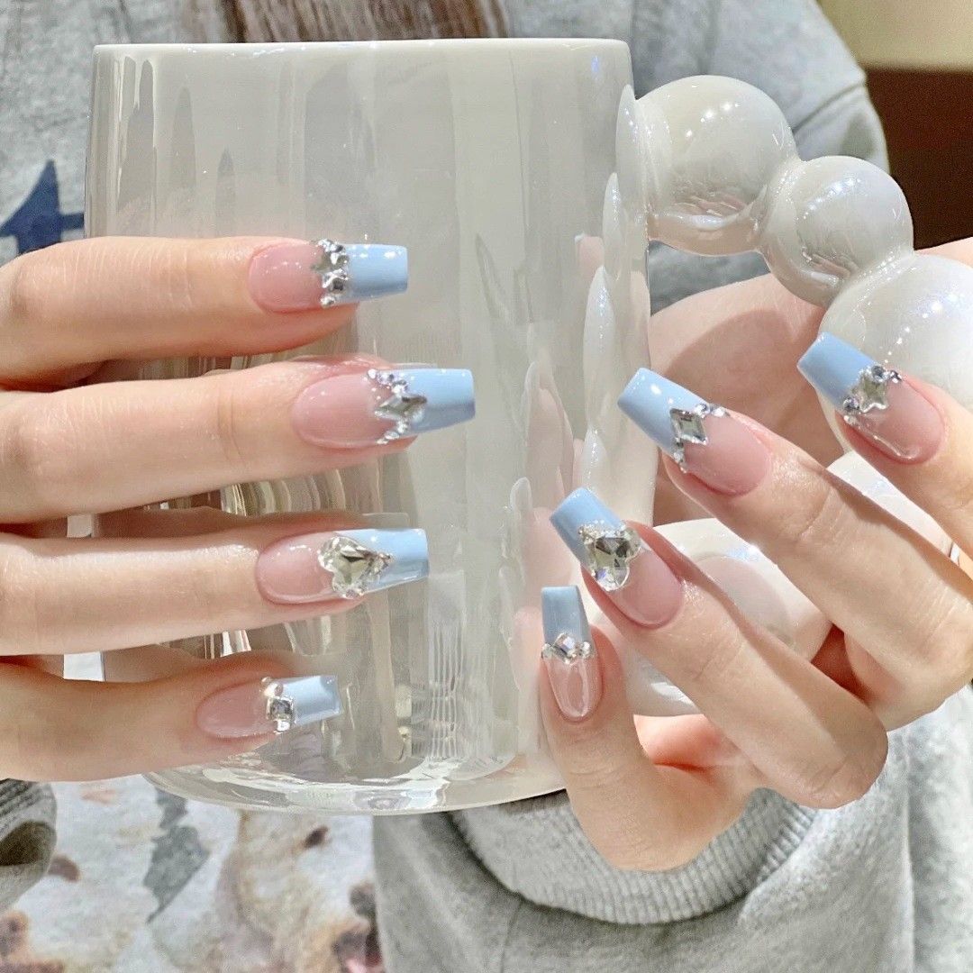Elegante mit Strass verzierte Nagelkunst Brehn