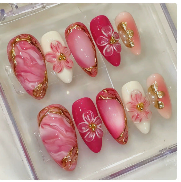 Kunstnagelset mit floralen Akzenten und Glitzerdetails Brehn