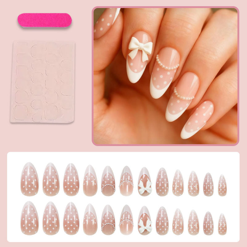 Kunstnagelset mit eleganten Spitzen und verspielten Akzenten Brehn