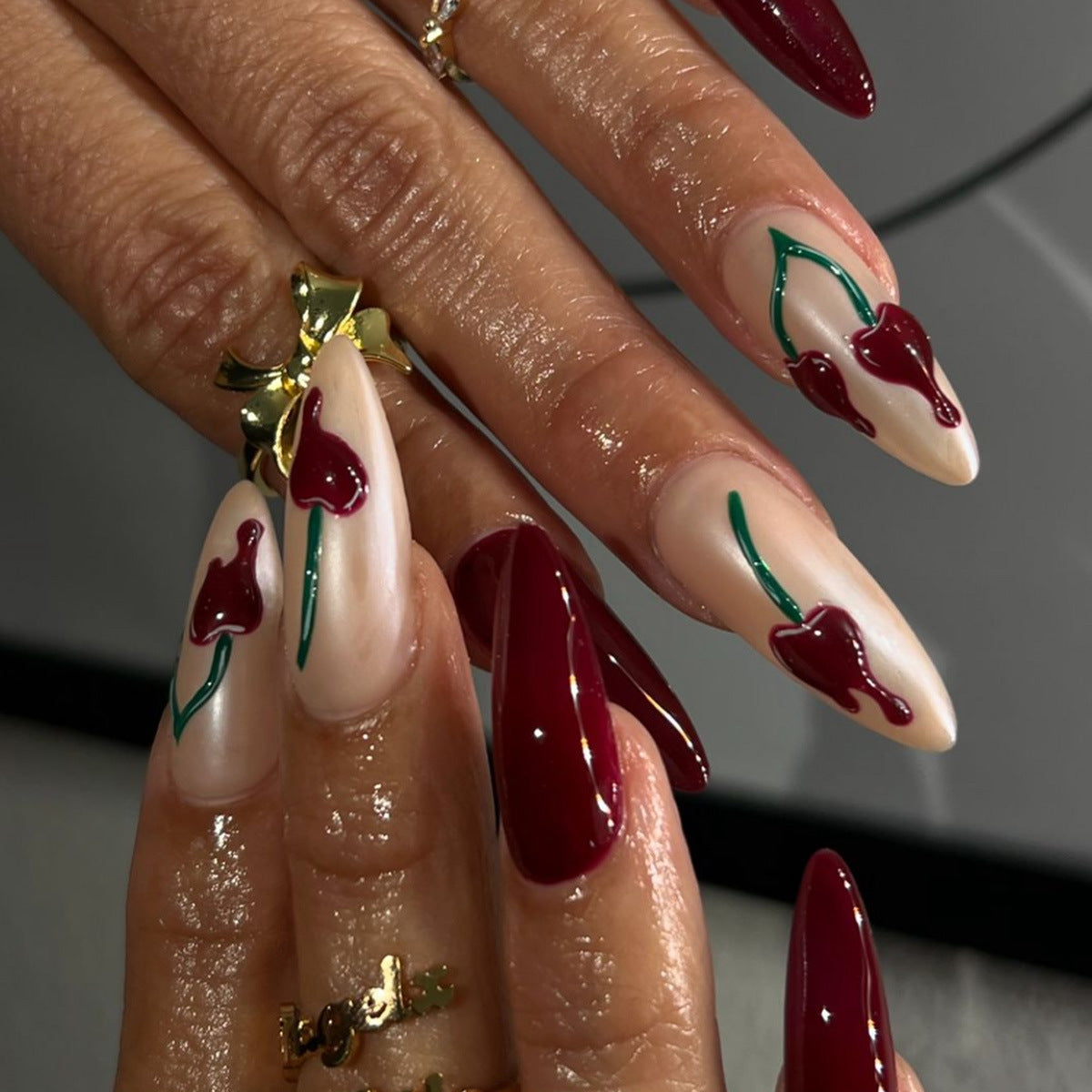 Künstlerische Press-On-Nagelerweiterungen mit Kirschdesign Brehn