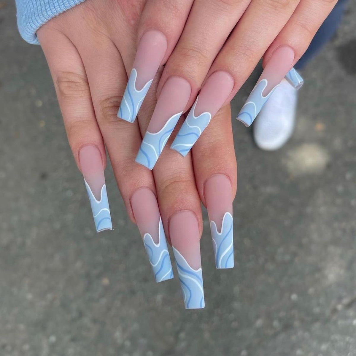 Künstliche Nagelverlängerungen mit Wellen-Design Brehn