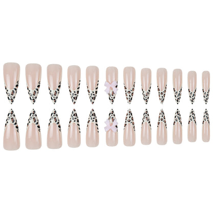 Stylische Stiletto Press-On Nagelkunst Brehn
