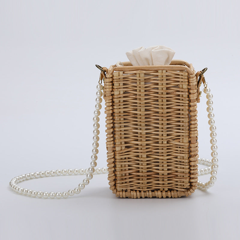 Damen Handtasche aus geflochtenem Material mit Perlenakzenten Brehn