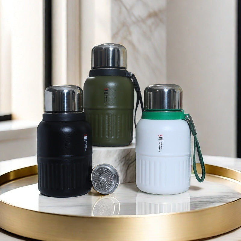 Isolierte Thermosflasche mit Praktischem Trinkbecher und Robustem Tragegurt Brehn