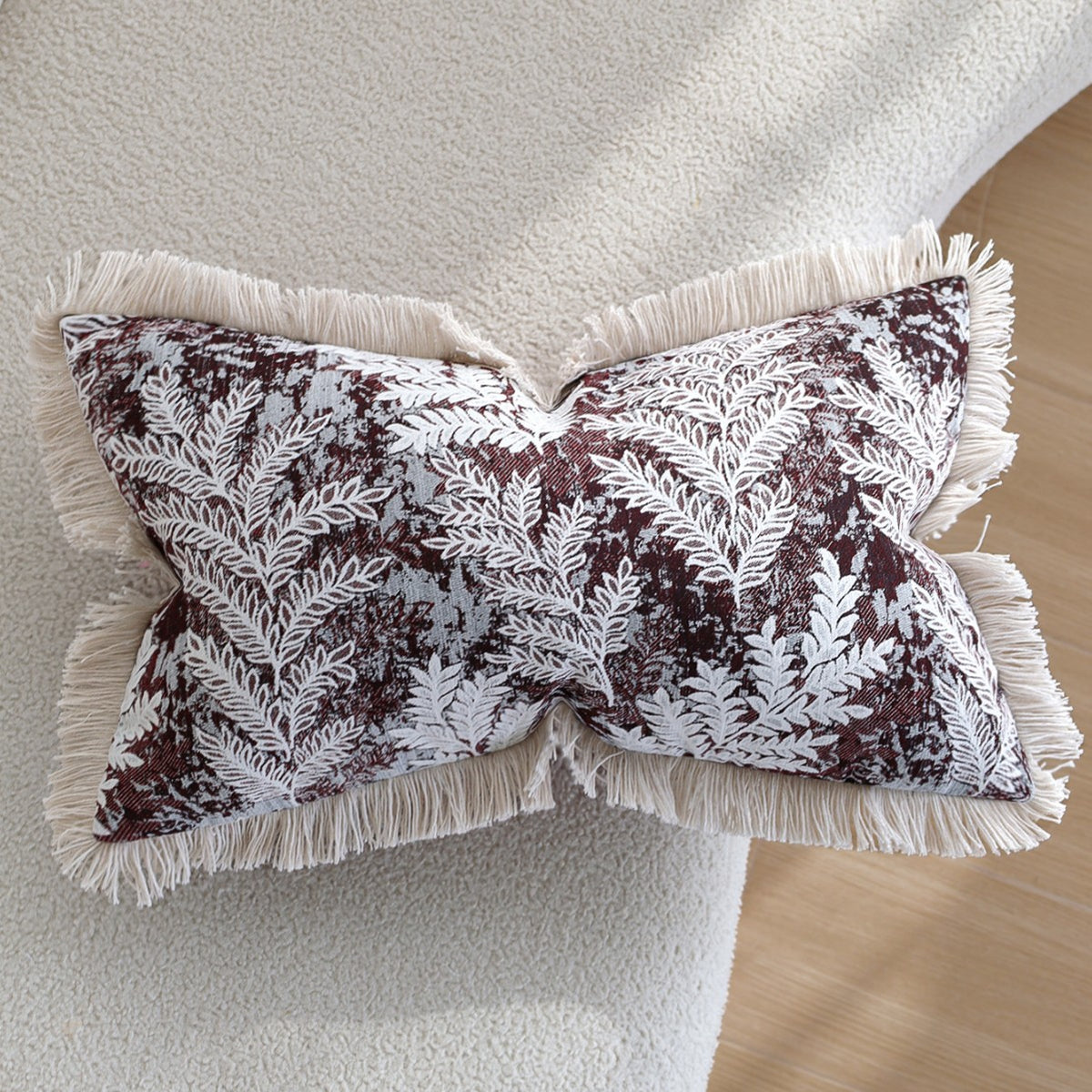 Gewebter Dekokissenbezug mit botanischem Jacquard, handgeschnittenen Fransen und samtigem Rückteil Brehn