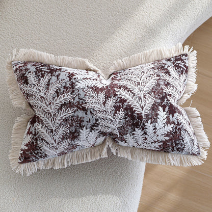 Gewebter Dekokissenbezug mit botanischem Jacquard, handgeschnittenen Fransen und samtigem Rückteil Brehn