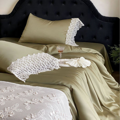 Seidiges Satin-Bettwäsche-Set mit Spitzen‑Kissenbezug und bestickter Tagesdecke