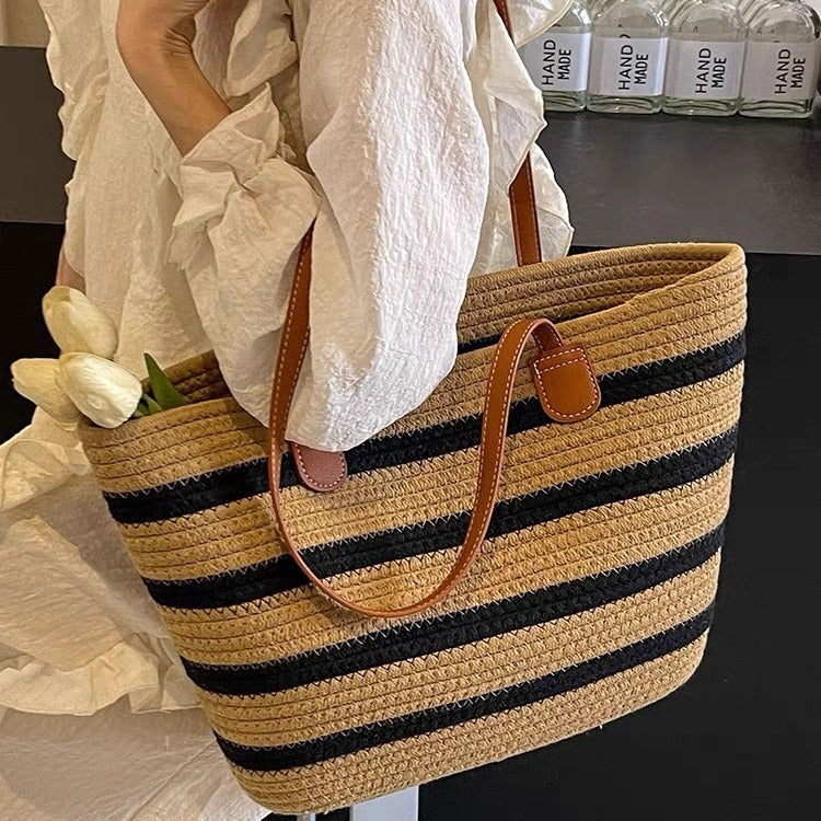 Stylische Strohtasche mit Kontrastierenden Streifen Brehn
