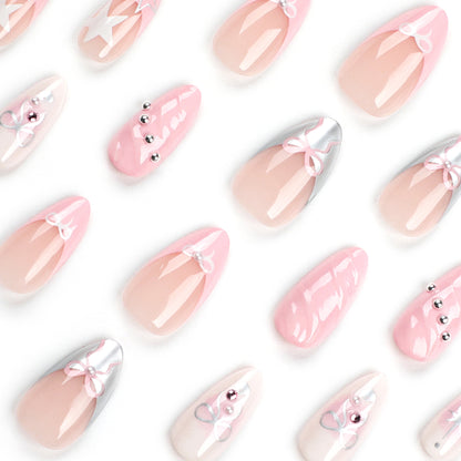Kunstvolle Nagelkunst mit dekorativen Schleifen und Glitzerakzenten Brehn