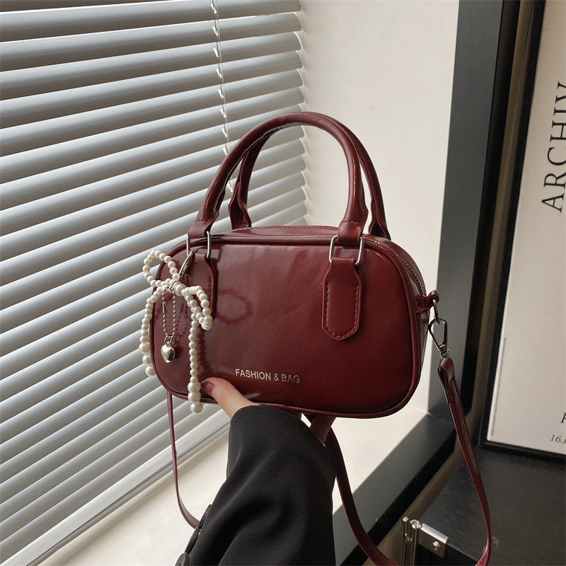 Elegante perlenverzierte Handtasche