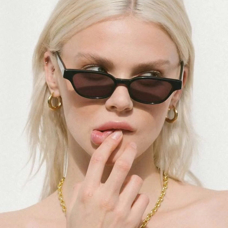 Damen modische Sonnenbrille mit geschwungenem Rahmen und braunen Gläsern Brehn