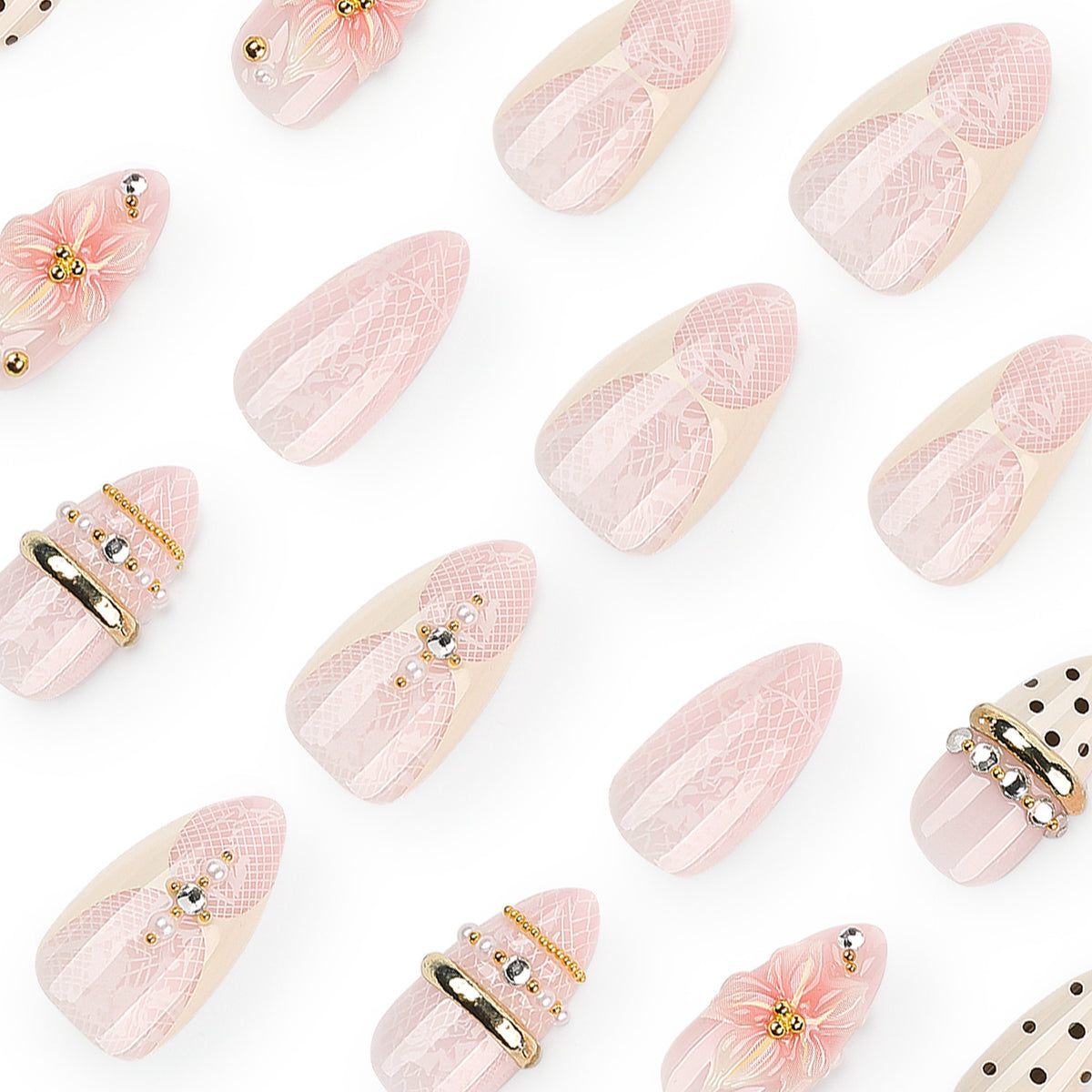 Kunstvolle Nagelverlängerungen mit eleganten floralen und Glitzer-Akzenten Brehn