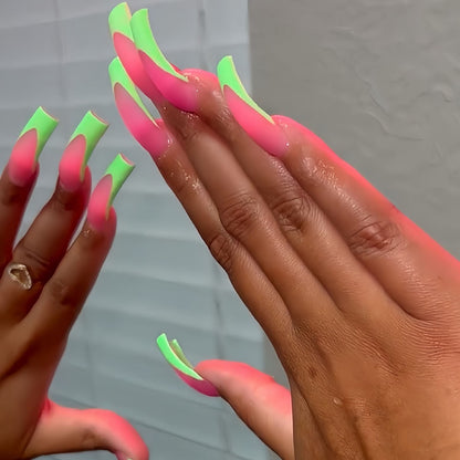 Lange skulptierte Acrylnagelverlängerungen Brehn
